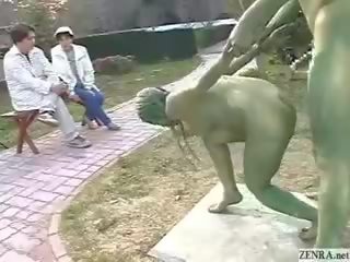 Зелен японки градина statues майната в публичен
