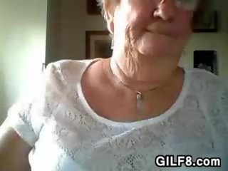 Babcia błyskowy jej piersi