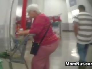 Groot oma kont spied op bij de winkel