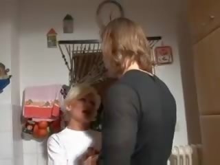 Tremendous rubia alemana abuelita golpeado en cocina
