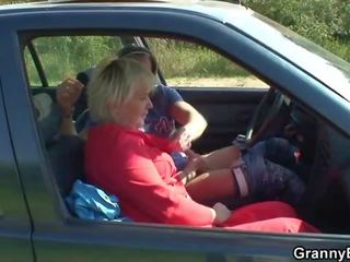 Γριά πόρνη δίνει κεφάλι σε ο αμάξι τότε doggystyled