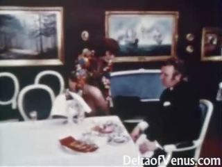 Vintáž sex 1960s - chlpaté hlavné bruneta - stôl pre tri