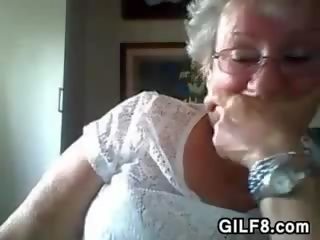Star ženska utripa ji lepo prsi