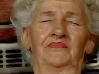 Włochate babcia uwielbia wibratory