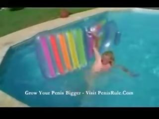 Nagyi medence trágár videó