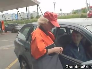Blondinė senelė turi seksas tryse lauke