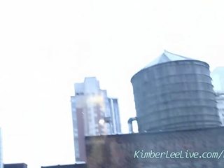 Kimber υπήνεμος αυνανίζεται σε εμπρός του παράθυρο