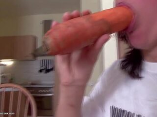 Marriageable mother fucks her twat with carrot and pissed on