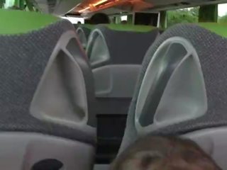 Engel emily publiek pijpen en neuken in de bus met creampie