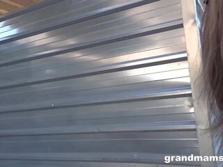 フィット おばあちゃん 見える のために 新鮮 コック で 公共 アット grandmams: クーガー フェラチオ 大人 フィルム