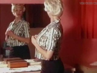 Que sera sera -vintage 60s rondborstig blondine undresses: vies video- 66
