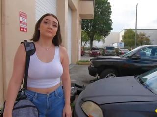 Roadside - natyror gjoksmadhe adoleshent fucks të saj makinë mechanic