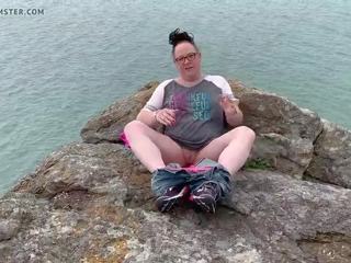 Zoey masturbação em público alto em um rocha em o harbor