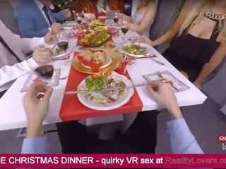Không thể tin được giáng sinh bữa tối với blowjob dưới các bàn