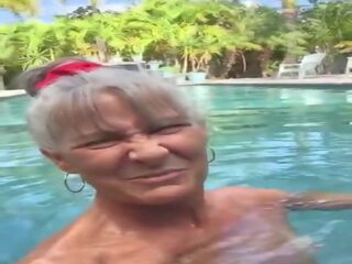 Pervert vanaemake leilani sisse a bassein
