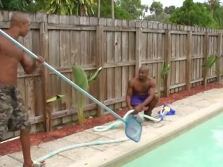 Adulto abuelitas compartir bbc en al aire libre interracial trío por la piscina
